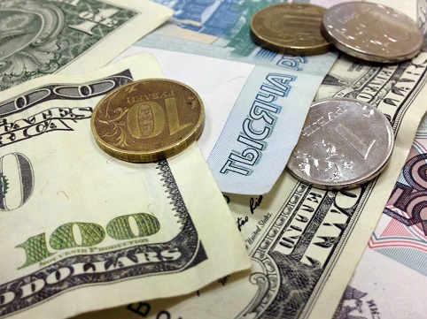 Почему рубль привязан к доллару 
